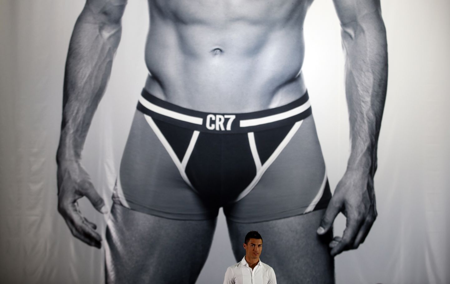 Cristiano Ronaldo esitleb oma aluspükste brändi.