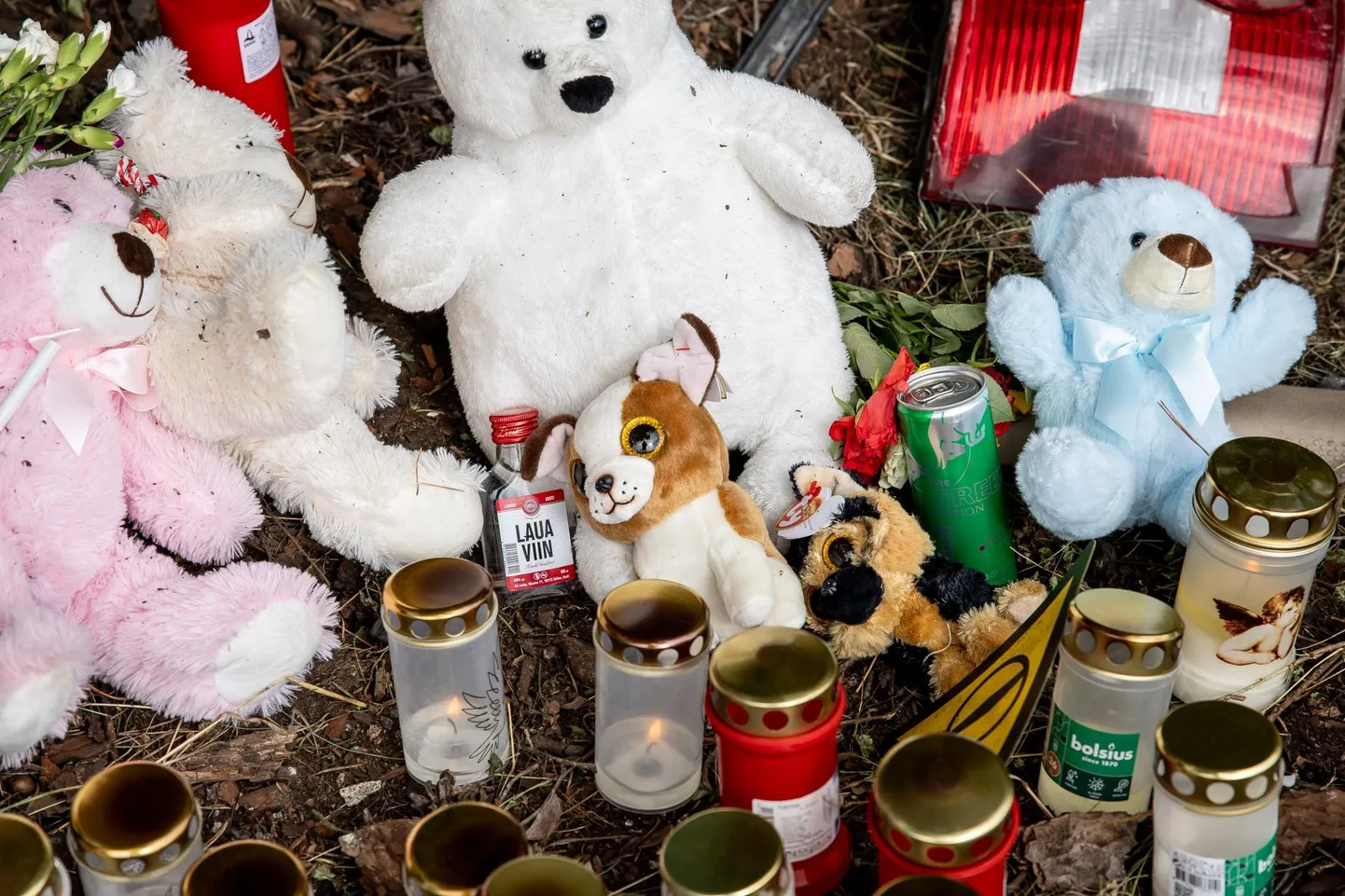 Esmaspäeva hommikuks oli õnnetuspaika viidud mitukümmend küünalt, kaisuloomi, energiajook Red Bull ja väike viinapudel. FOTO: Sander Ilvest