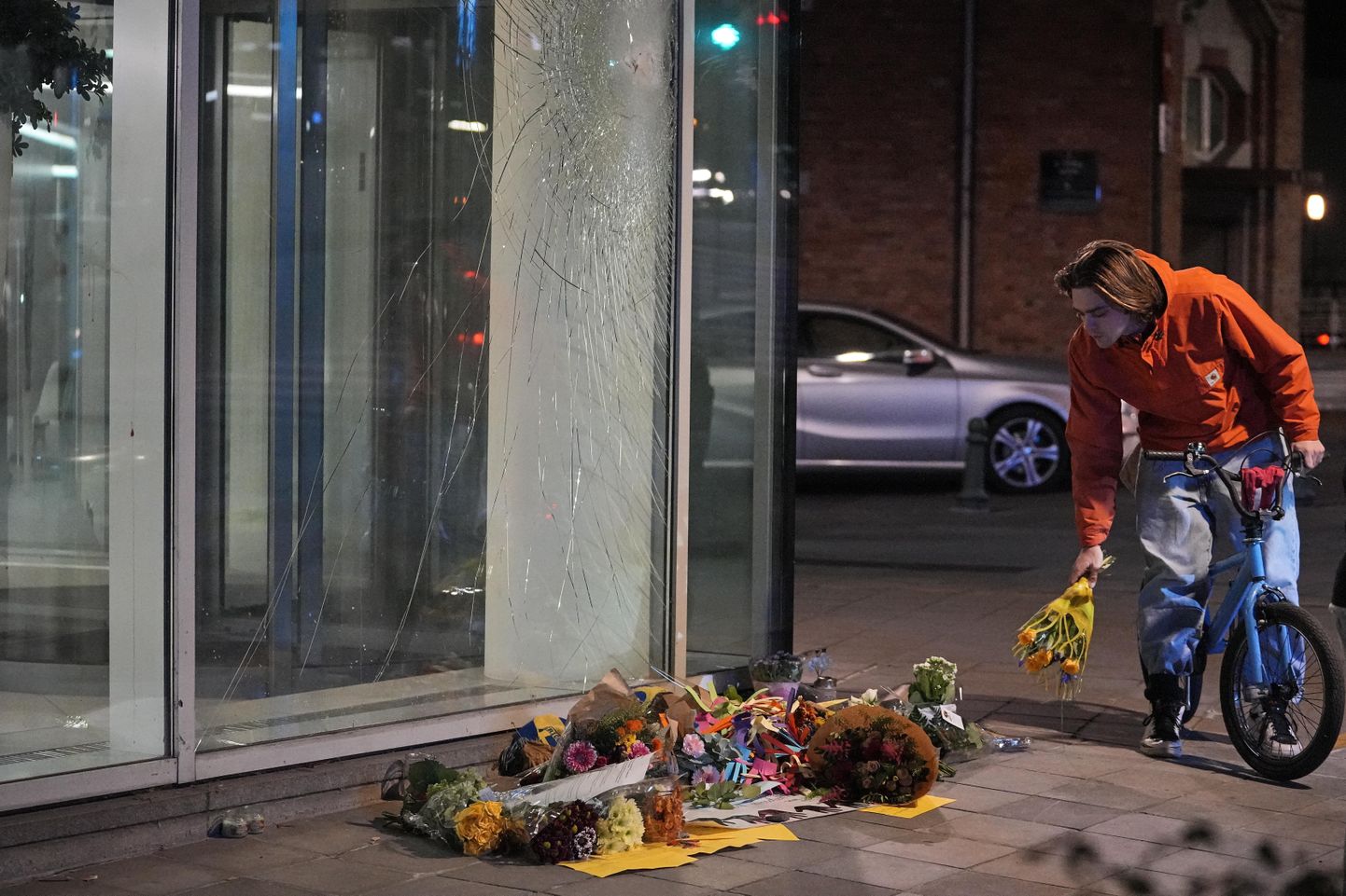Ziedi pie biroju ēkas Briselē, kas atrodas netālu no vietas, kur pirmdienas vakarā aizdomās turamais Tunisijas ekstrēmists nošāva divus zviedru futbola līdzjutējus