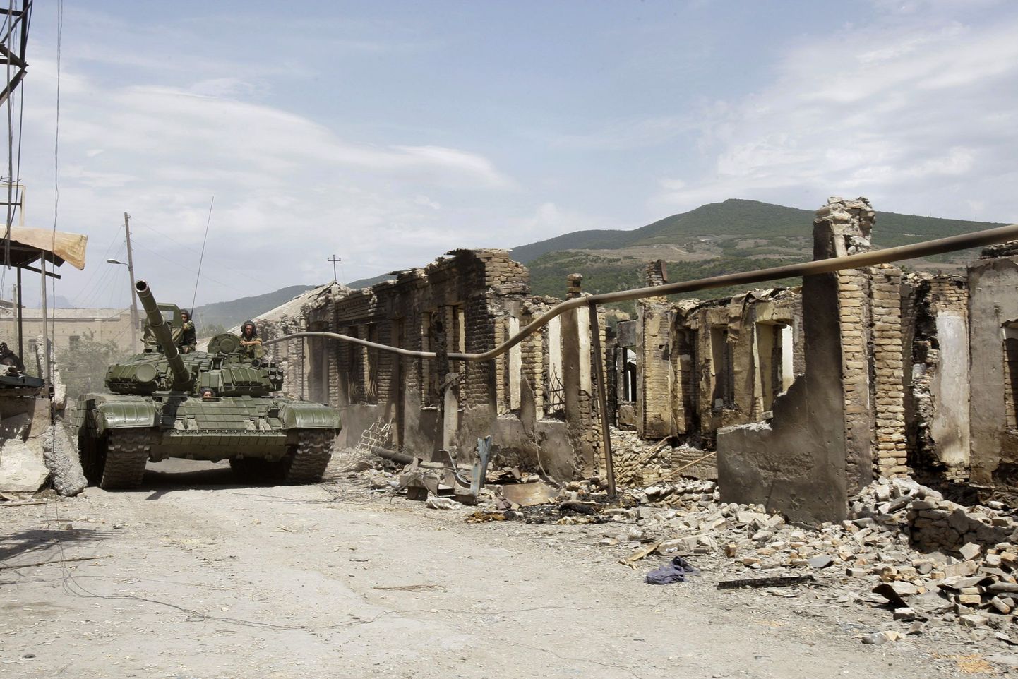 Vene tank liikumas Tshinvali purustatud tänaval.