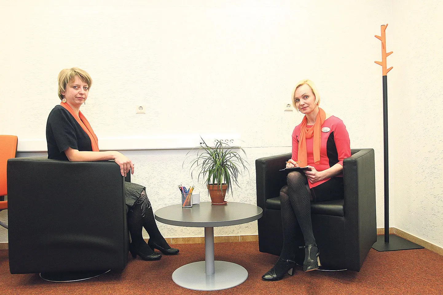 Töötukassa karjäärinõustajad Anne Kaaber (vasakul) ja Ave Karu rõhutavad, et kõik, mida nõustamisel räägitakse, jääb rangelt nende ja kliendi vahele.