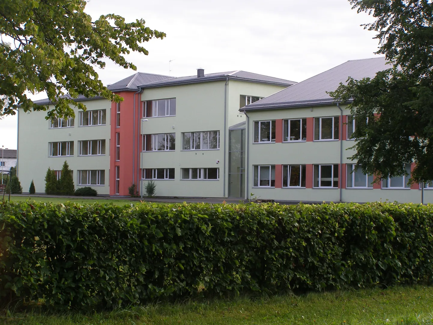 Are vastrenoveeritud koolimaja.