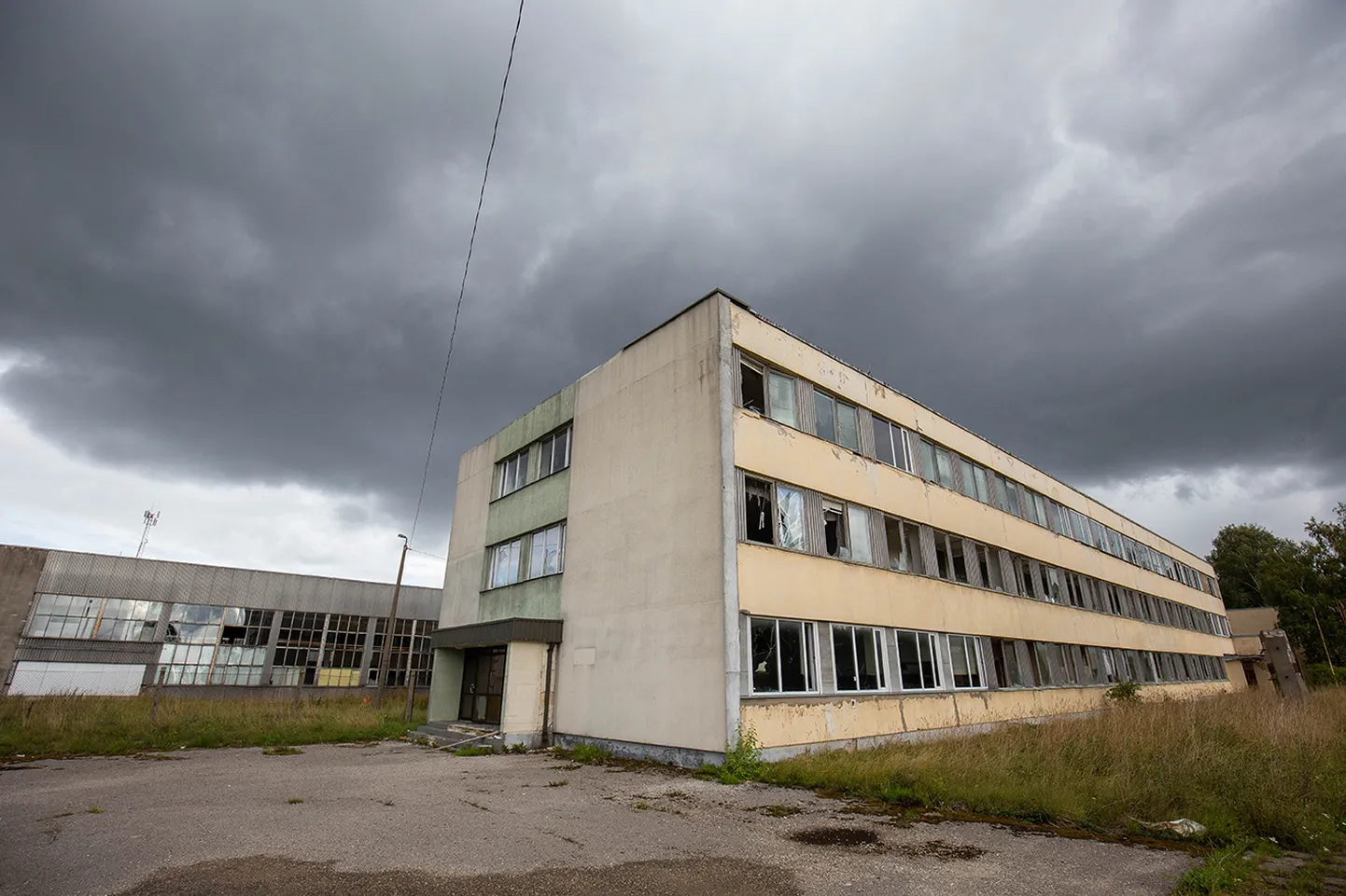Prääma teele endise Paide piimakombinaadi kontorihoone kohale on plaanitud rajada kauplusi, kuid sellest ei tulnud midagi välja ning hoone seisab edasi tühjalt ja laguneb. Möödunud aastal sai see aga uue omaniku.