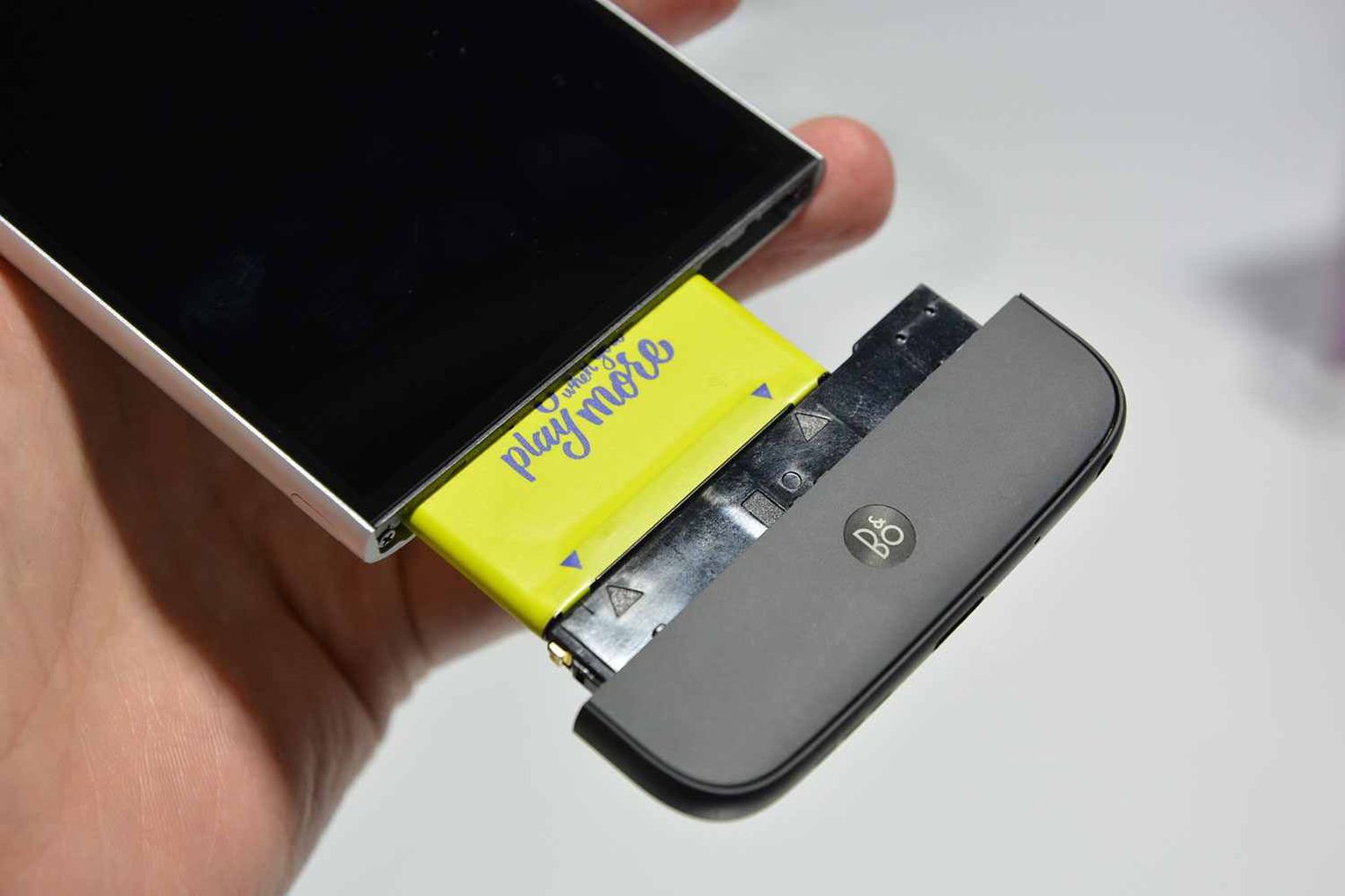 LG G5 on esimene katse viia moodultelefon massidesse. Sellega on võimalik ühendada lisaseadmeid.