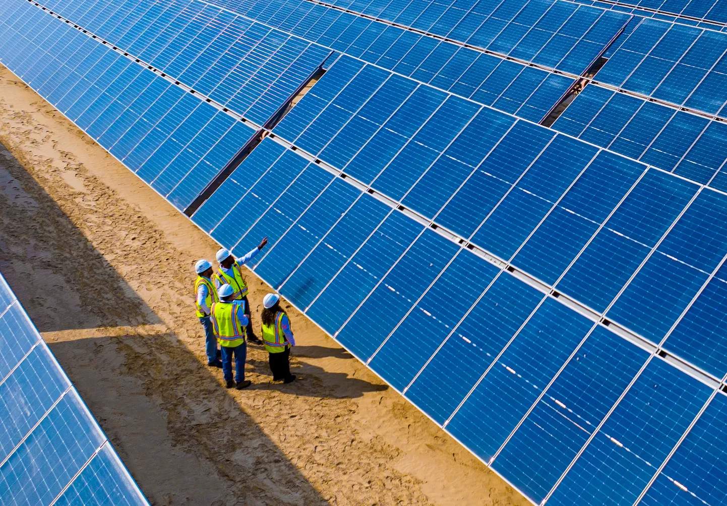 Abu Dhabisse rajatav 5,2 GW võimsusega päikesepark koos 19 gigavatt-tunnise energiasalvestussüsteemiga saab olema maailma esimene ööpäev läbi ehk 24/7 töötav päikesejaam. See tähendab, et jaam suudab toota ja tarnida energiat ka öösel või pilves ilmaga, tagades pideva elektrivarustuse.
