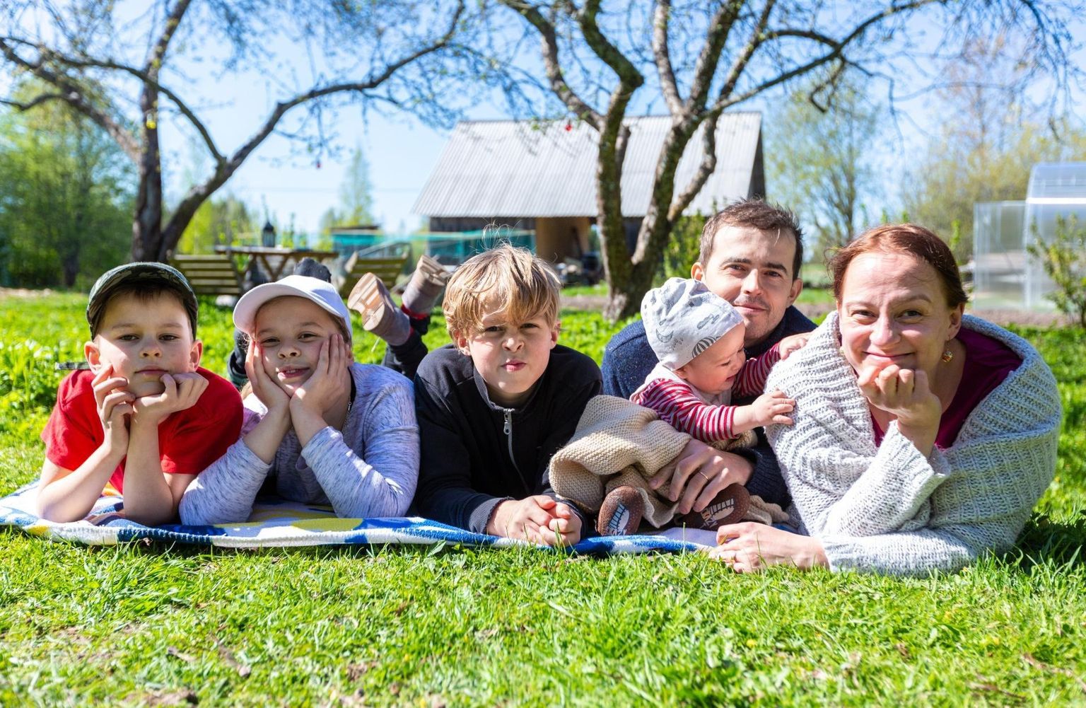 Mullu Eesti aasta suurpereks nimetatud perekond Soon oma koduõuel Võrumaal: Jürgen (vasakult), Madli, Joonas, Anni, Mihkel ja Katrin. Arvo Meeks