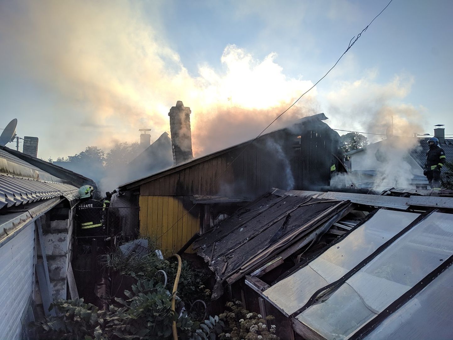 В результате пожара в Йыхви взорвался газовый баллон.
