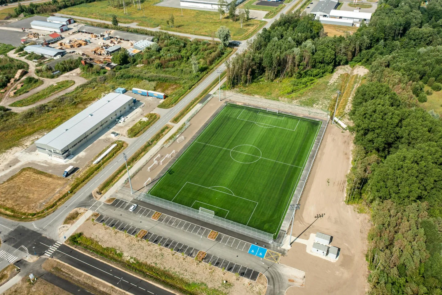 Vutihall tuleks kunstmuruväljakust paremale.