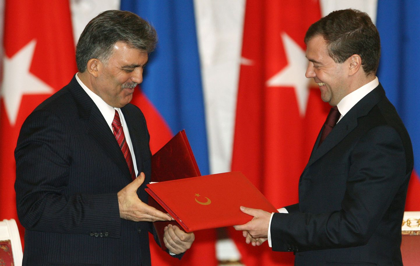 Türgi president Abdullah Gül (vasakul) ja Venemaa president Dmitri Medvedev vahetamas dokumente Kremlis toimunud kohtumisel.