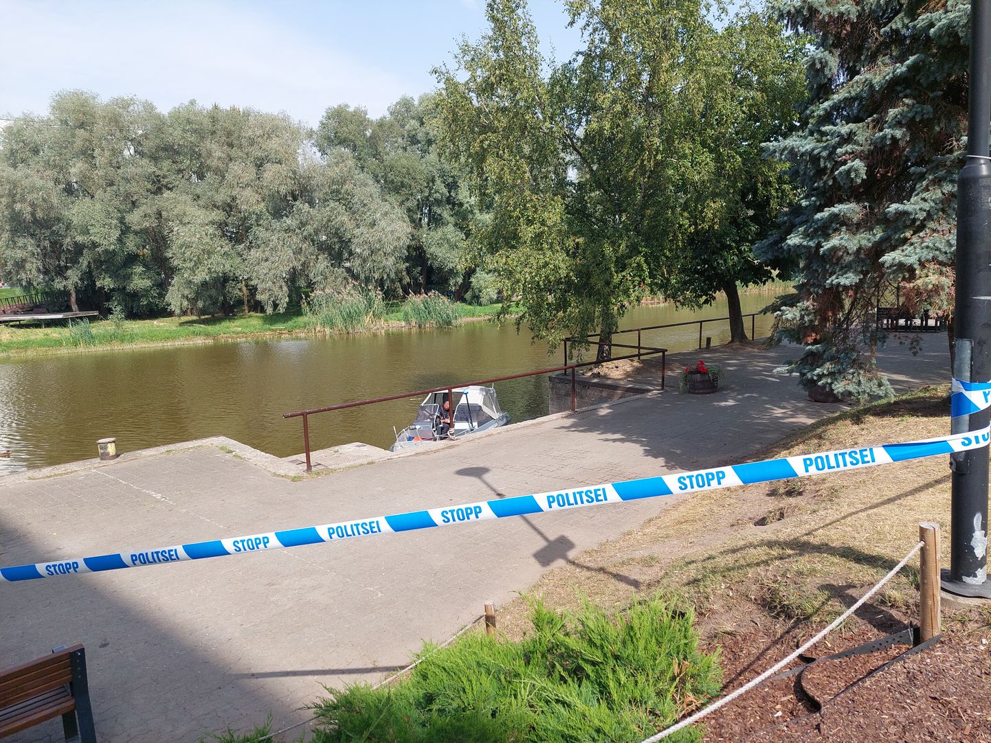 Kolmapäeva keskpäeva paiku oli Tartu avaturu kõrval asuv jõekallas ümbritsetud politseilintidega. Kohal oli ka politseikaater.