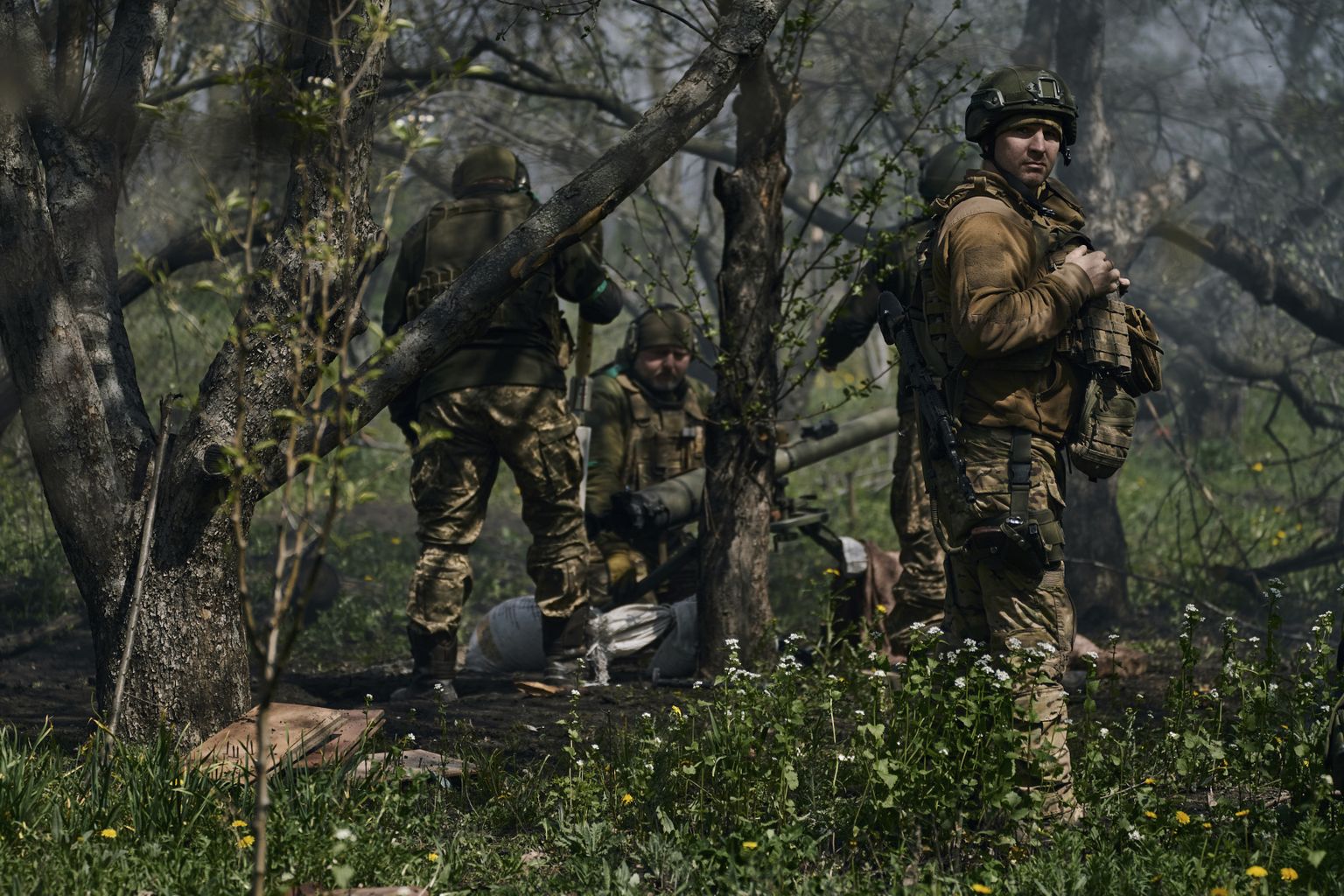 Ukraina sõdurid Bahmuti lähistel positsioonidel 26. aprillil 2023
