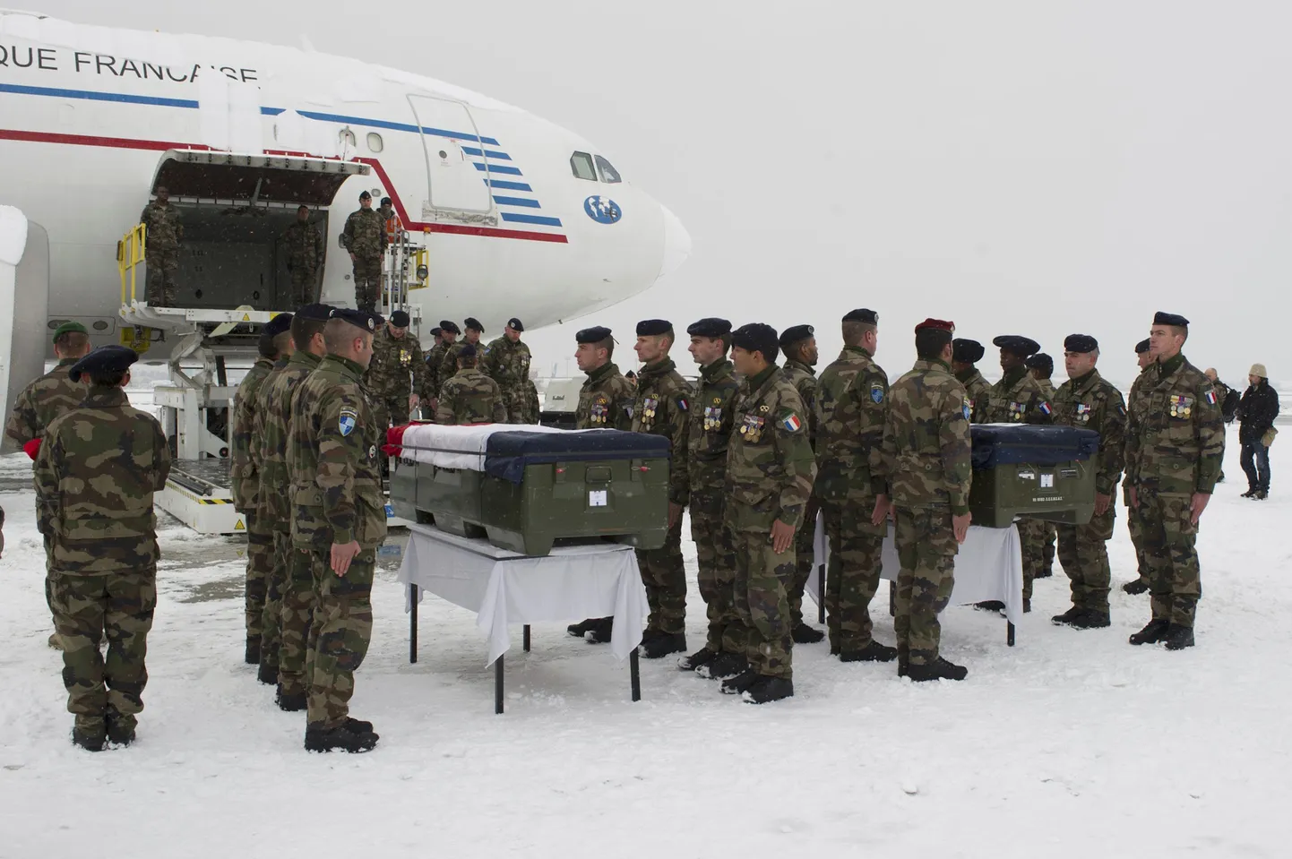 Eilehommikune tseremoonia Kabuli lennuväljal, kust saadeti teele reede hommikul tapetud Prantsuse sõdurite surnukehad.