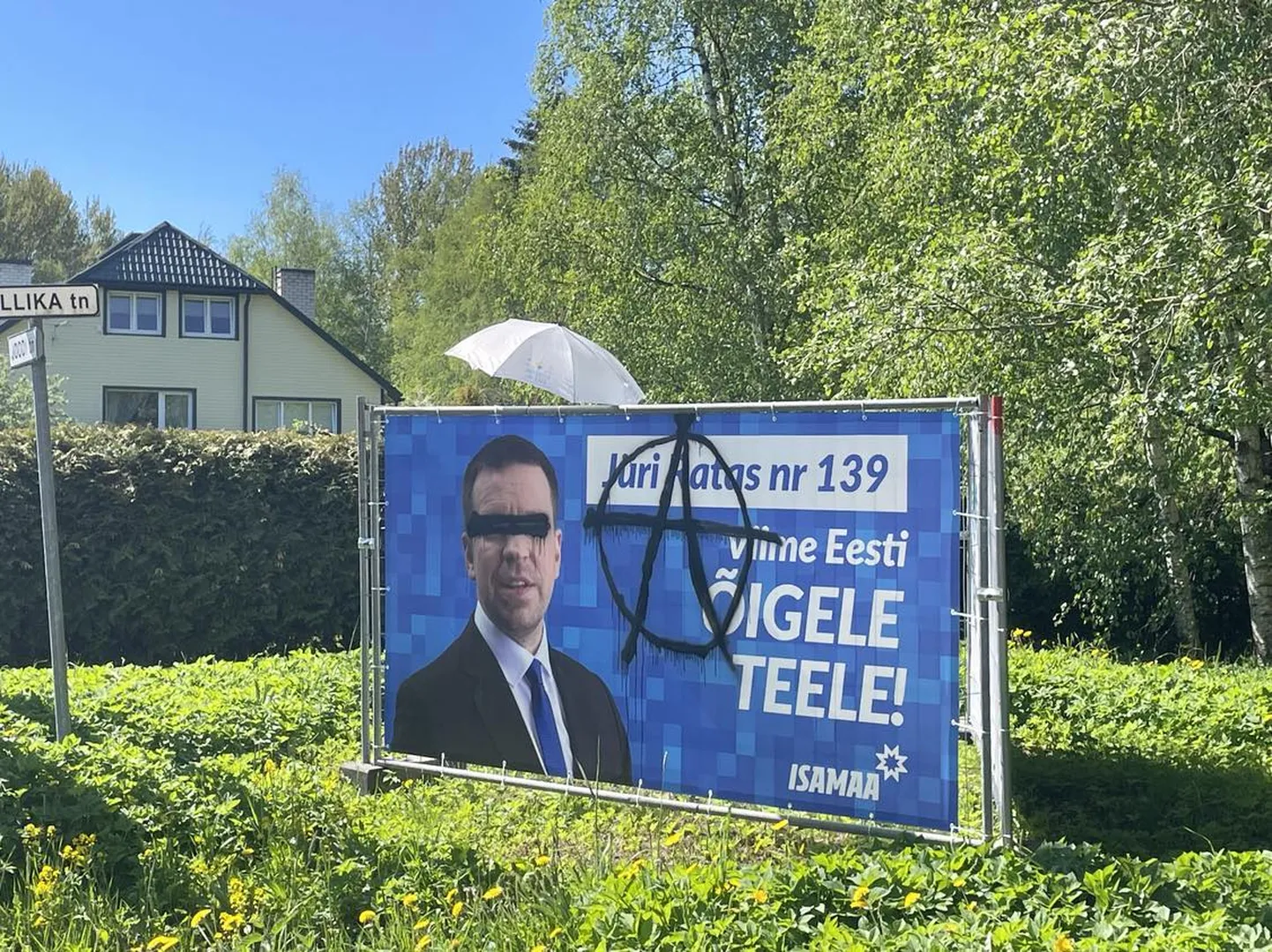 Jüri Ratase plakatist on üle käinud vandaalid.