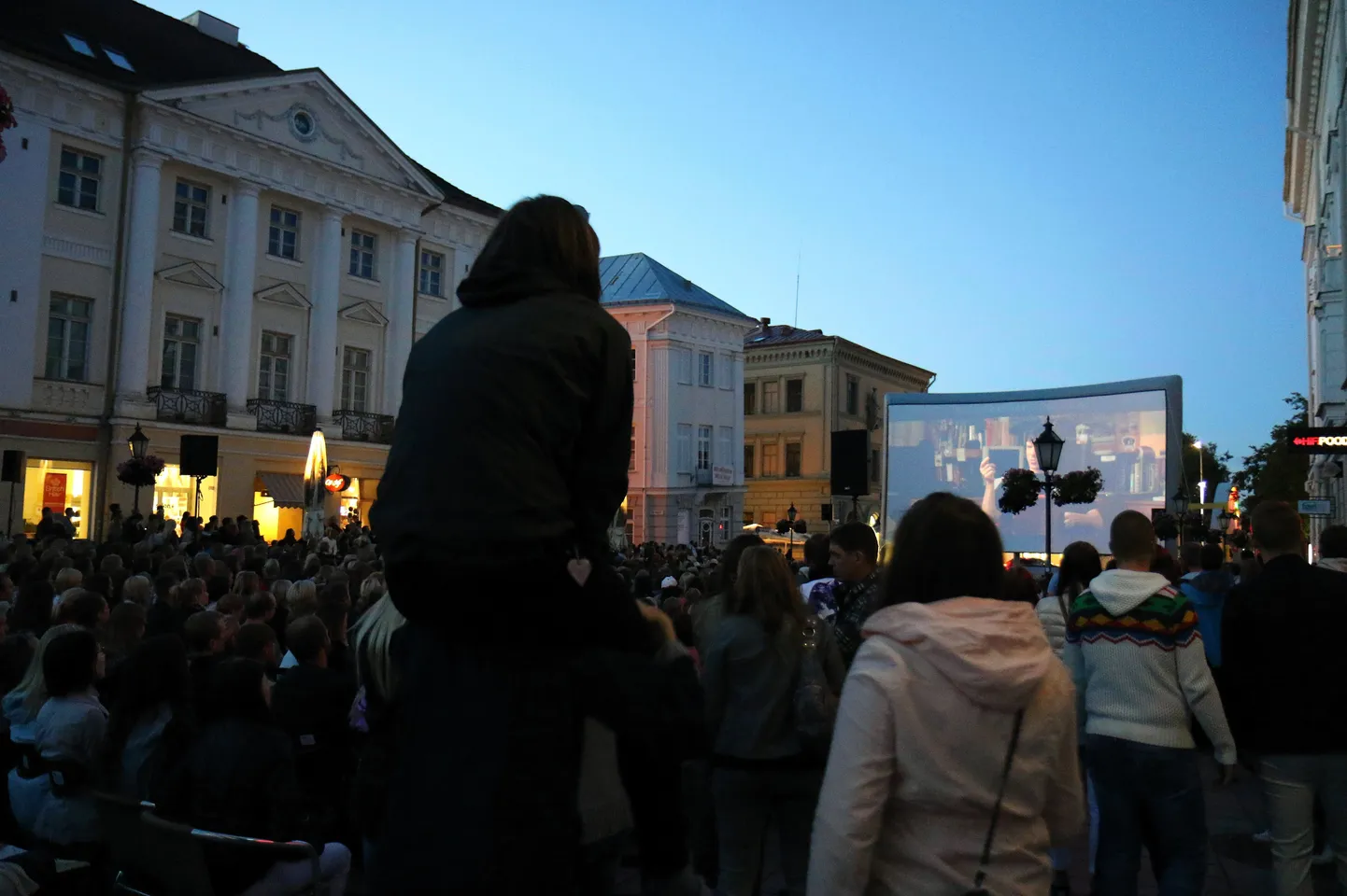 Kümnenda tARTuFFi esimest filmi «Teistega voodis» esmaspäeval Raekoja platsil (pildil) nägi festivali korraldajate andmeil umbes 2700 vaatajat. Koos sealsamas südaööl linastunud «Edward Käärkäe» ja Elektriteatris vaatajate ette tulnud «Tõelise naeratusega» oli festivali esimesel päeval kinolisi umbes 3700.