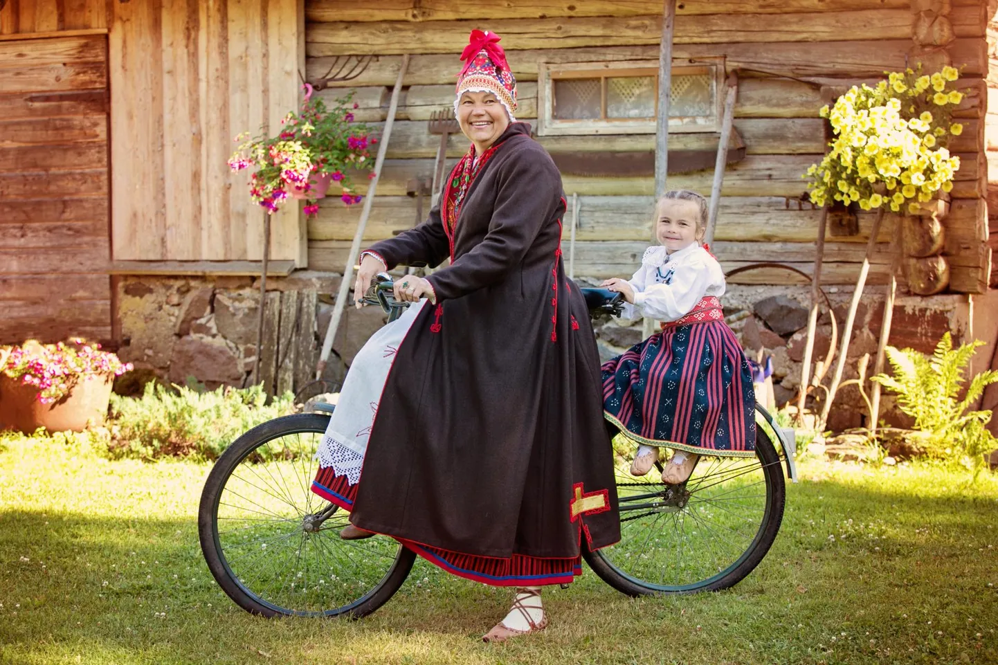 Maie Kalbus ja pojatütar Audru rahvarõivastes.