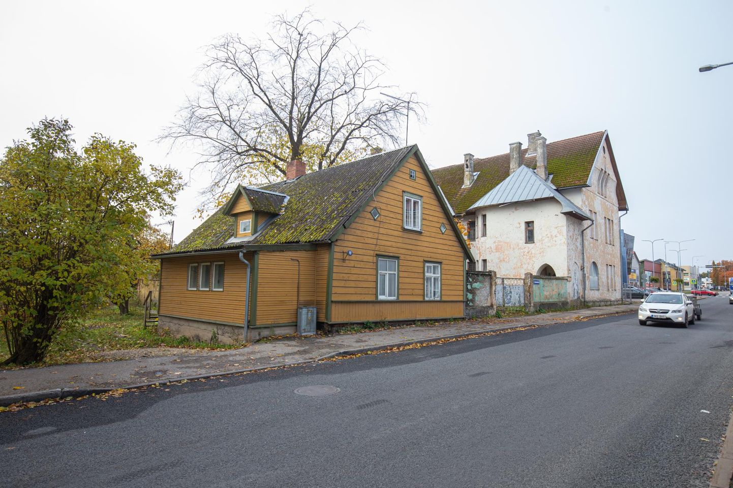 Viljandi kesklinnas suure ärikvartali ääres seisev kollane majake on oksjonile pandud.