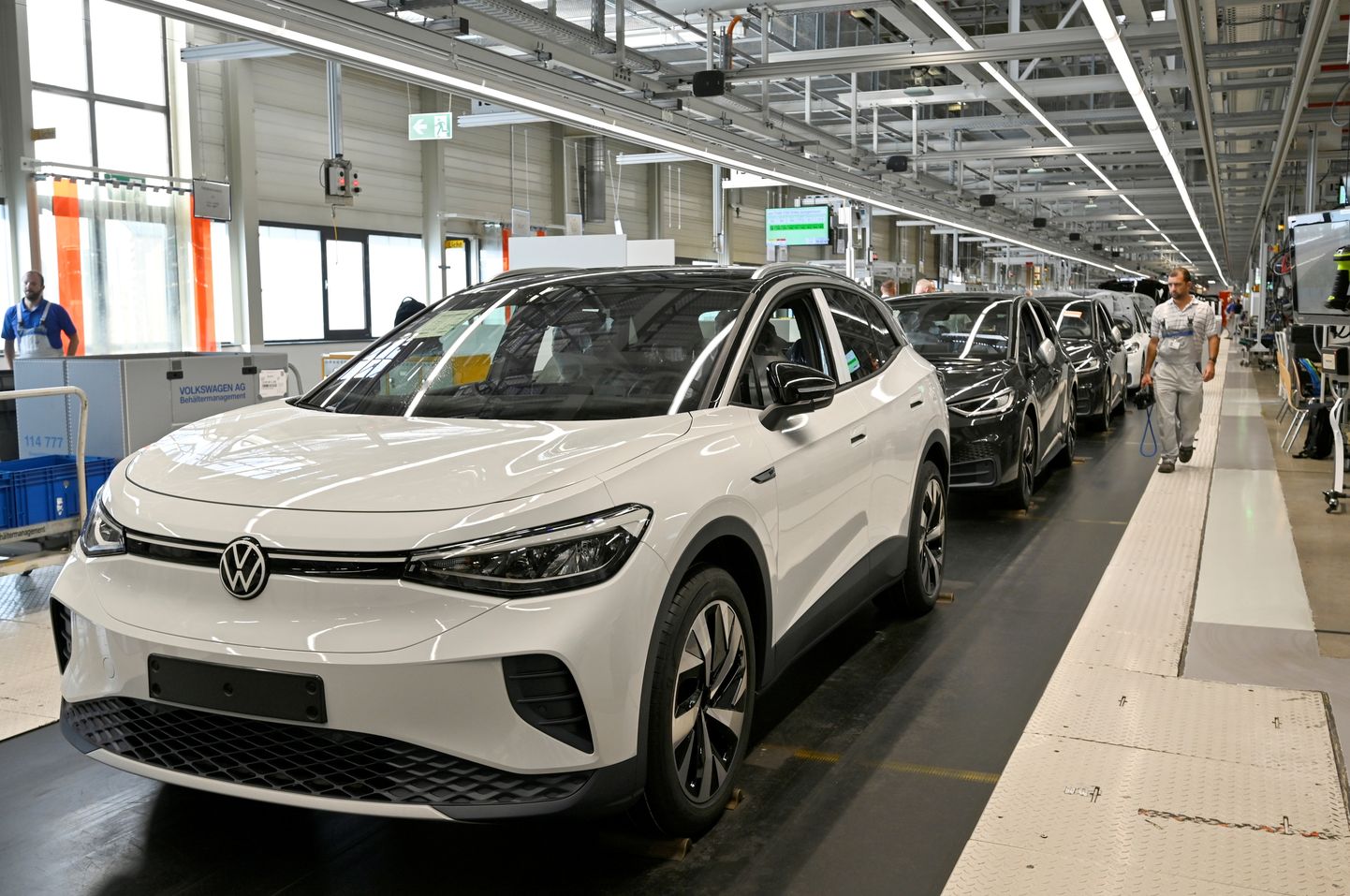 Volkswagen elab mikrokiipide defitsiiti raskelt üle. Pildil Volkswageni tootmisliin.