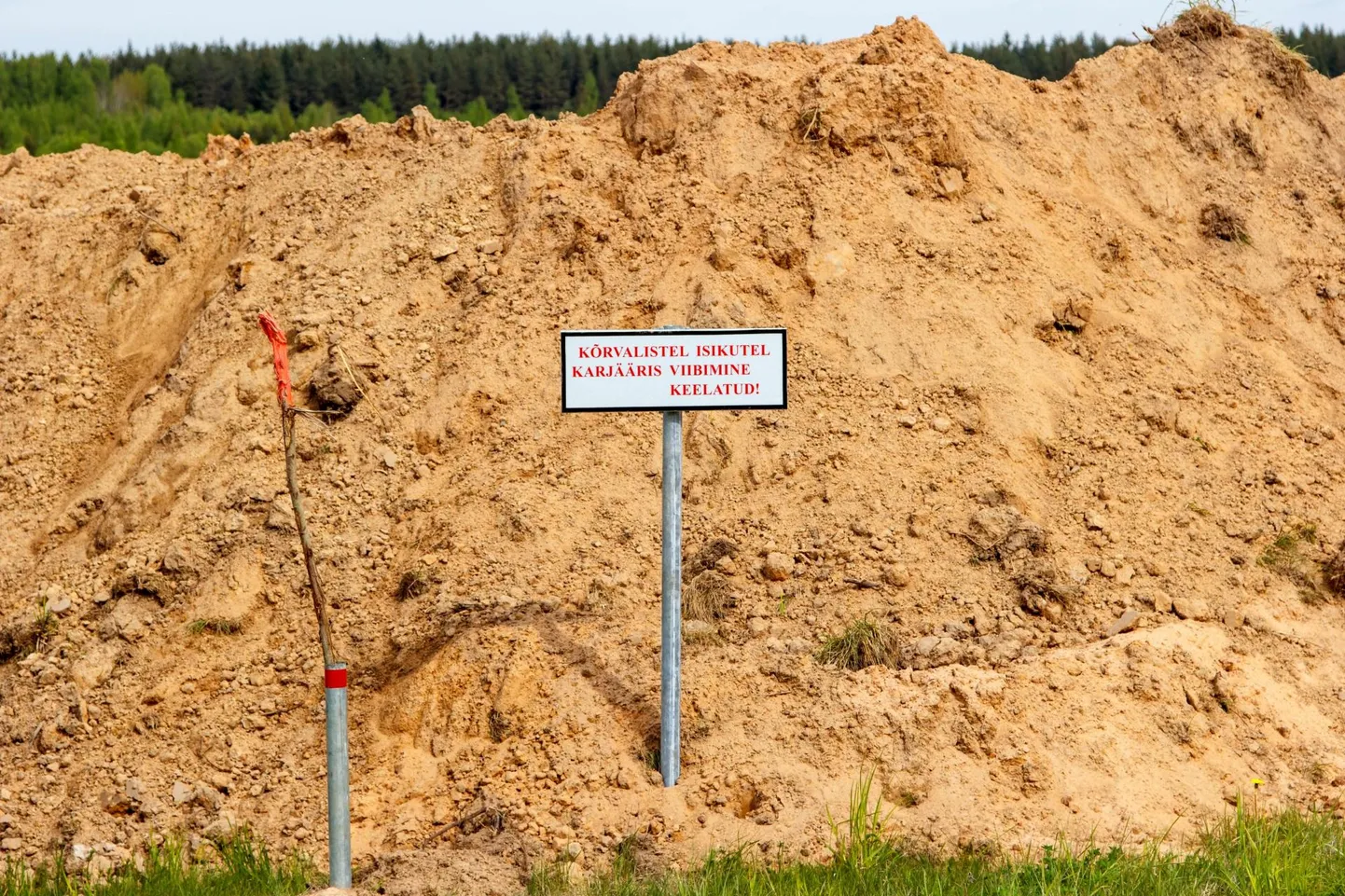 Uku liivakarjäär asub Ohepalu-Viitna oosistiku kirdeosas metsamaal, kus maapinna reljeef on hästi liigestatud: vahelduvad kitsad seljandikud, mõhnad ja lohud.