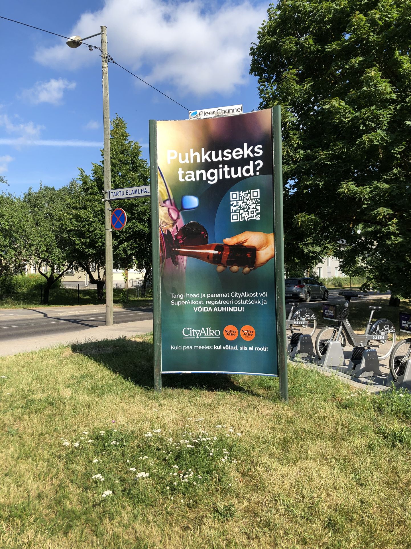 CityAlko ja SuperAlko reklaam Tartu linnas, mis on mitmetele häiriva alatooniga.