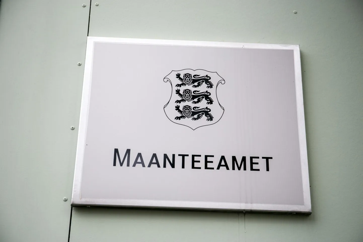 Täna öösel veidi pärast kella 4 sai häirekeskus tulekahju häire Pärnust Suur-Posti tänavalt, kus asub maanteeameti Pärnu esindus.