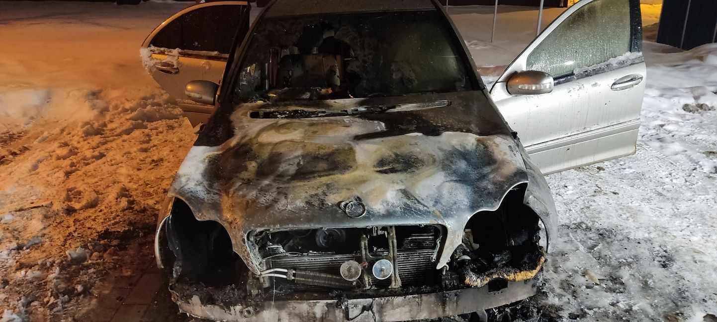 Сгоревший в Нарве 9 декабря 2023 года легковой автомобиль.