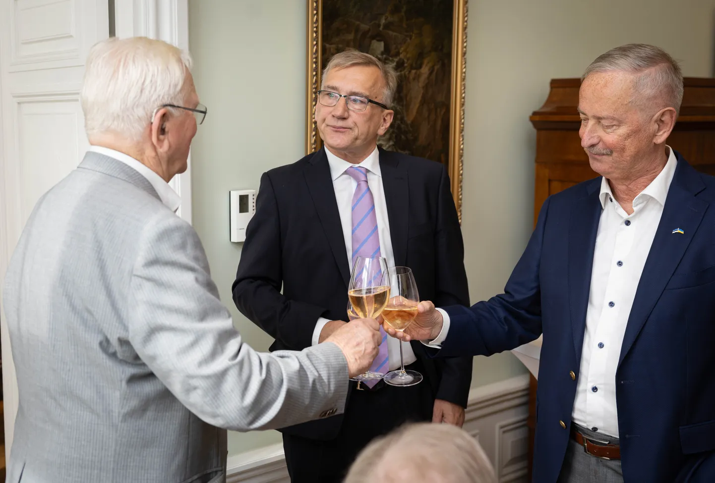 Peaminister Kaja Kallase vastuvõtt Eesti endistele peaministritele Stenbocki majas. Andres Tarand, Juhan Parts (keskel) ja Siim Kallas.