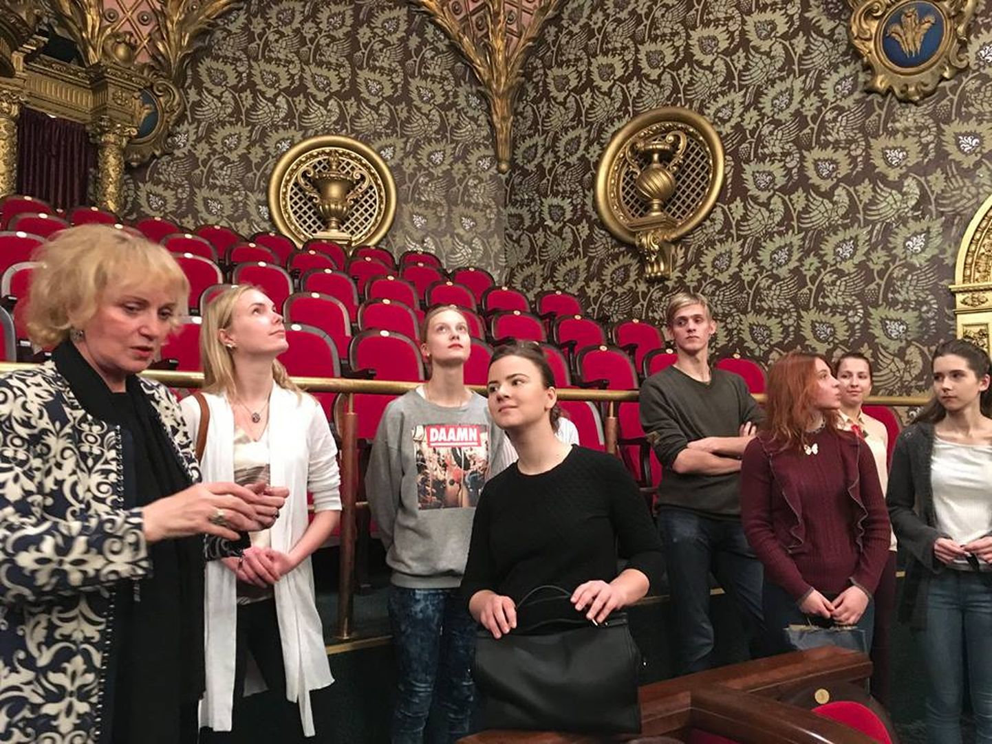 Ученики Таллиннской школы русской культуры в Русском театре на экскурсии, которую проводит актриса Татьяна Маневская.