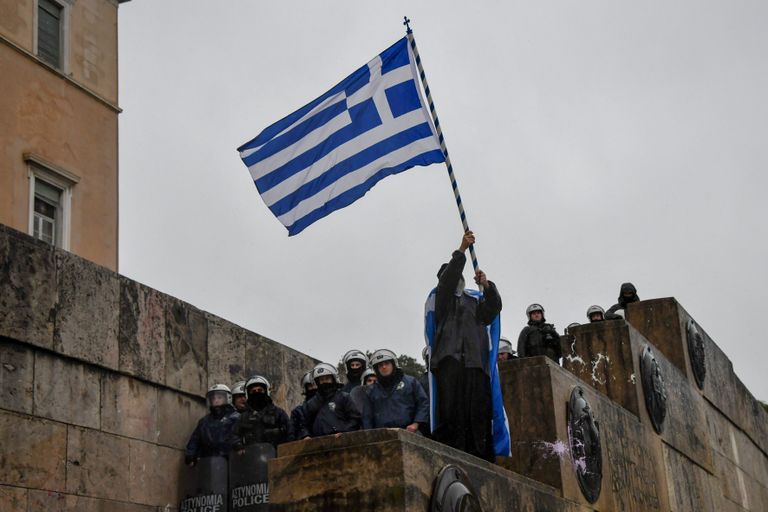 Kreeka lippu kandev meeleavaldaja täna parlamendi ees.