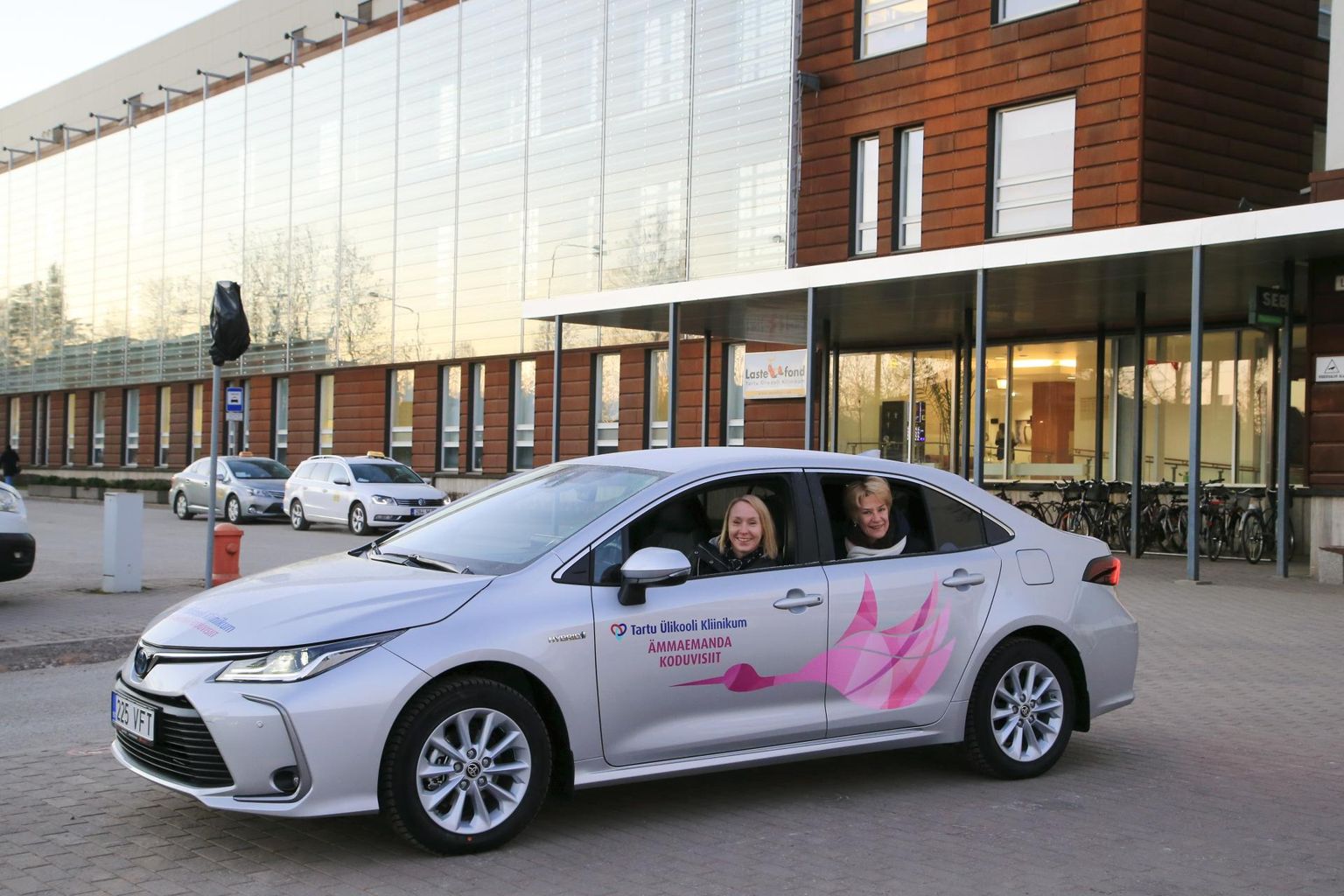 Kurepildiga Toyota Corolla läks TÜ kliinikumile koos käibemaksuga maksma 24 696 eurot. Roolis istub ämmaemand Marrit Kanna ja tagaistmel naistekliiniku ülemämmaemand Pille Teesalu.