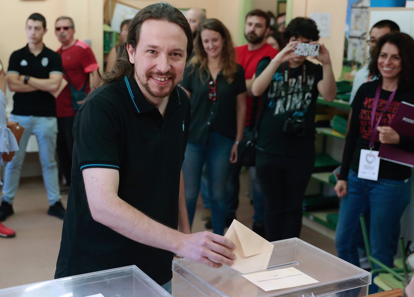 Hispaania vasakradikaalse erakonna Podemos esimees Pablo Iglesias pühapäeval Madridis kolmedel valimistel häält andmas.