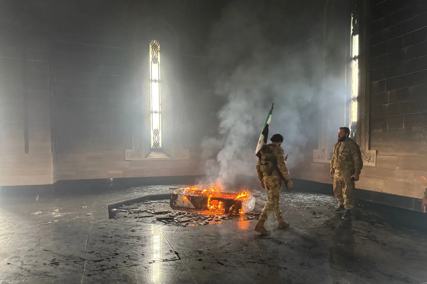 Mässulistest võitlejad Qardaha mausoleumis, kus hoiti al-Assadi perekonnaliikmete säilmeid.