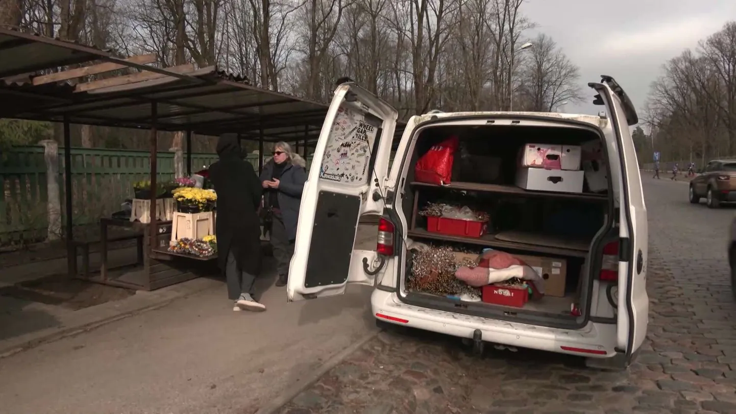 "Я никому не мешаю!" Торговку цветами в Риге регулярно штрафуют за парковку микроавтобуса