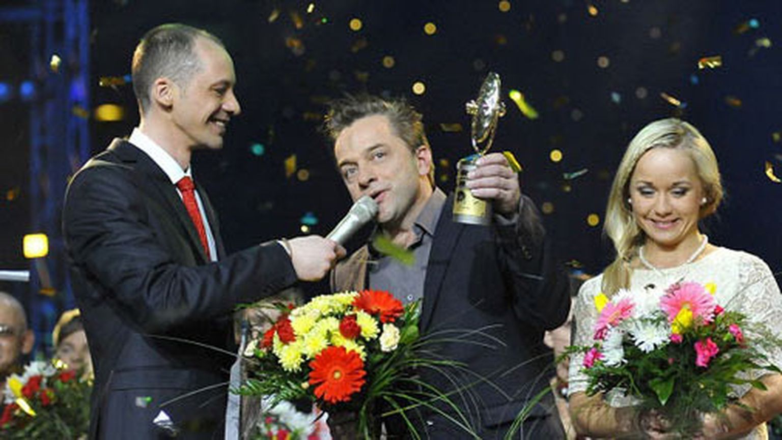 Par Latvijas Radio 2 popdziesmu un rokdziesmu aptaujas «Muzikālā banka 2011» uzvarētāju kļuva dziedātājas Aijas Andrejevas jeb Aišas (Aisha) un romantiskās popmūzikass apvienības «Otra Puse» dziesma «Ave Pali»