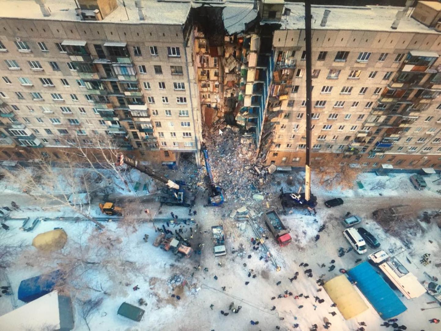 Sprādzienā cietušais daudzdzīvokļu nams Magņitogorskā