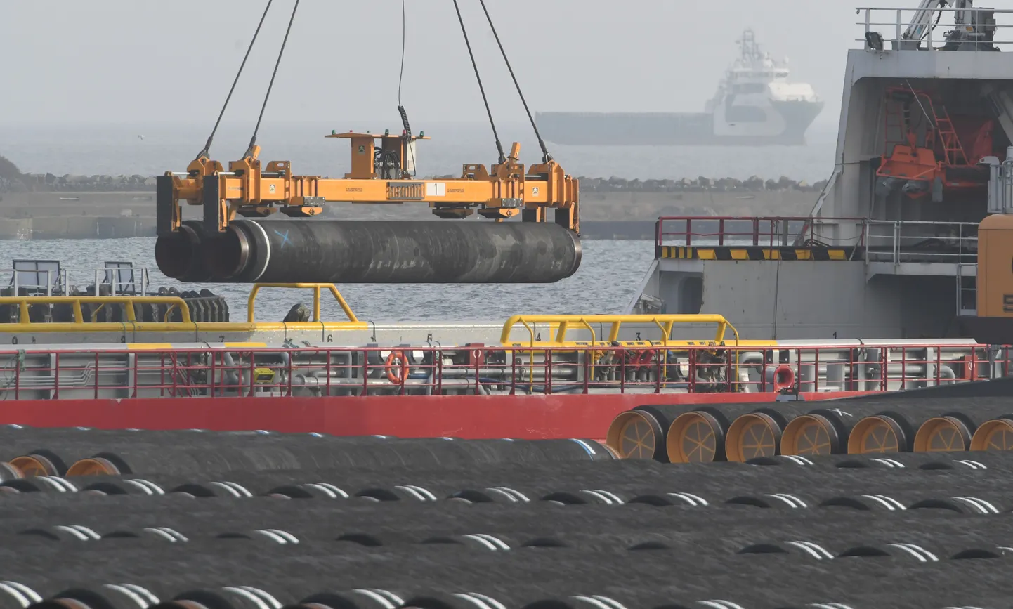 Nord Stream 2 torude laadimine laevale Mukrani sadamas.