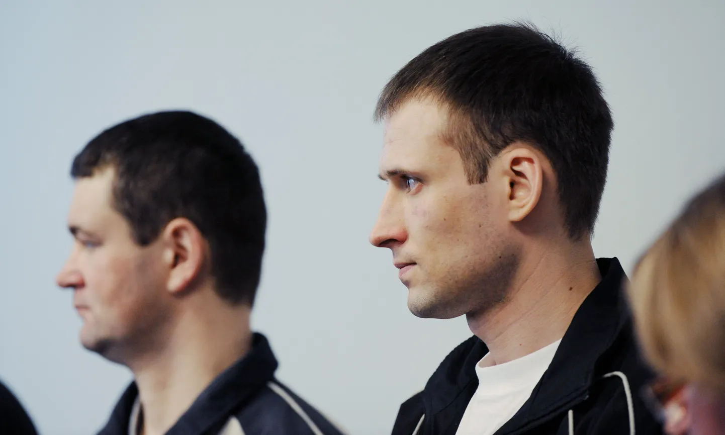 Андрей Гришин (справа) в зале суда.