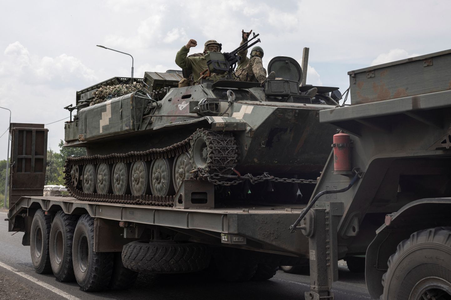 Ukrainas karavīri bruņutransportierī.