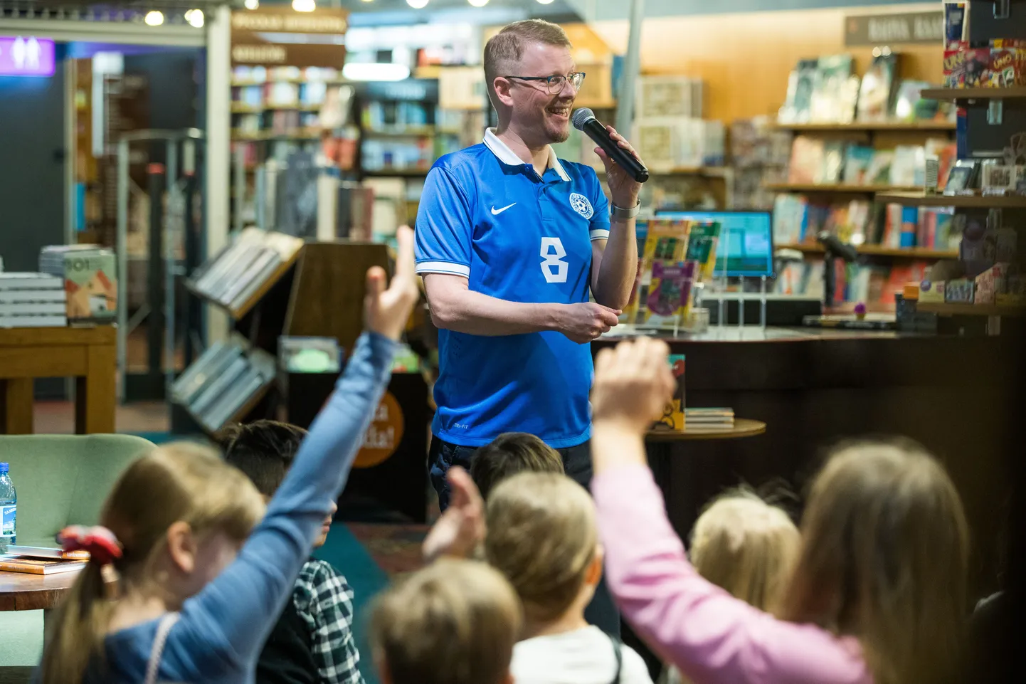 Mika Keränen esitles «Fantoomratturit» kõigepealt eile Tallinnas, Viru keskuse Rahva Raamatus.