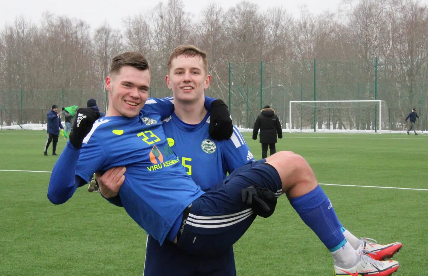Mängu kangelase Erik Kruglovi on sülle võtnud Grigori Mitsuk.