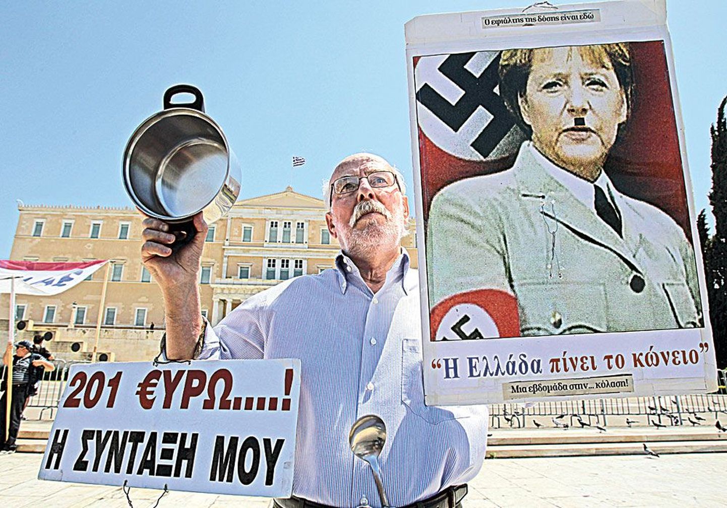 Kreeka protestija plakat võrdleb Saksa kantslerit Angela Merkelit Adolf Hitleriga. Alexander Gaulandi sõnul tõestab kreeklaste viha sakslaste vastu, et euro Euroopat ei ühenda.