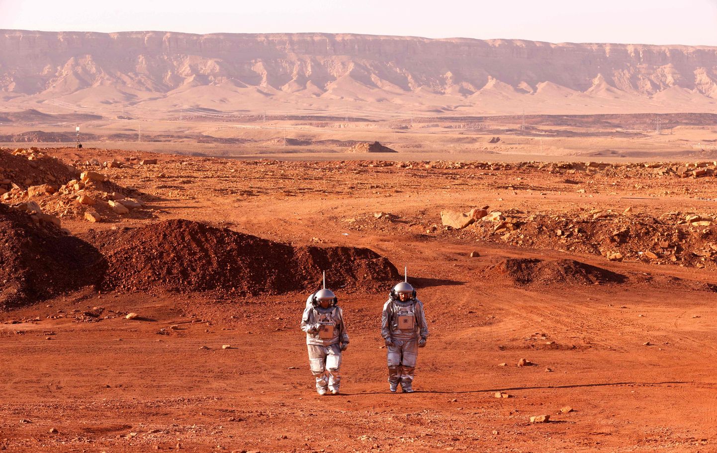Astronauti Marsa vides simulācijā Negevas tuksnesī.