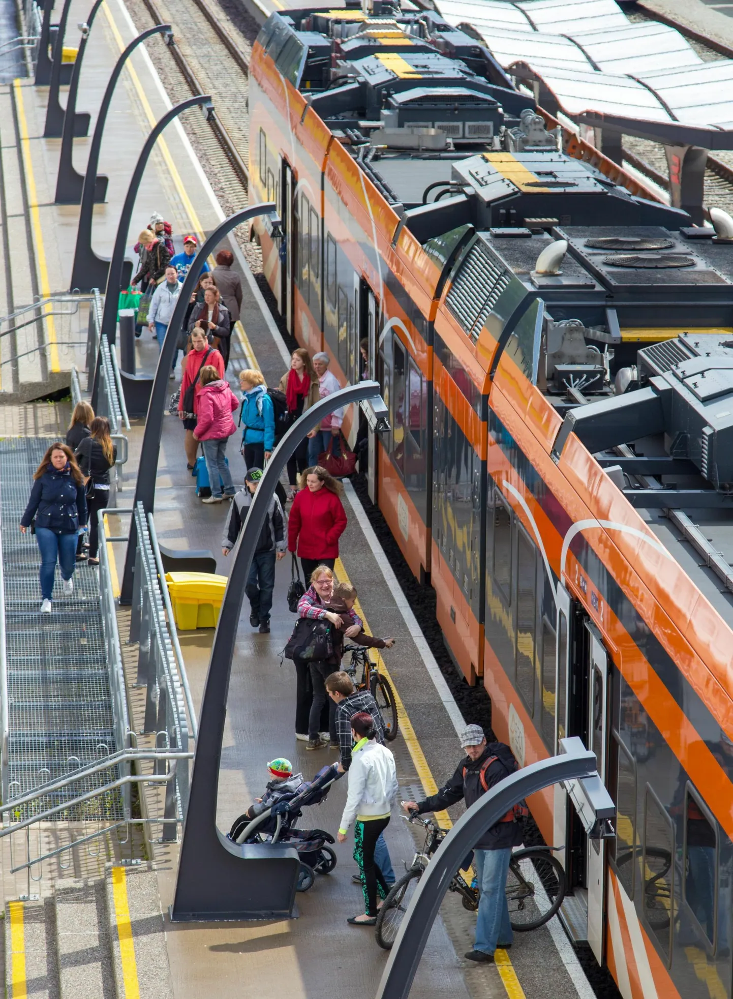 Praegu tekitab sageli pikamaarongides ülerahvastatust see, et neid kasutatakse ka Tallinna-siseseks või lähisõitudeks – see vähendab pikamaareisijatele selgelt rongireisi mugavust.