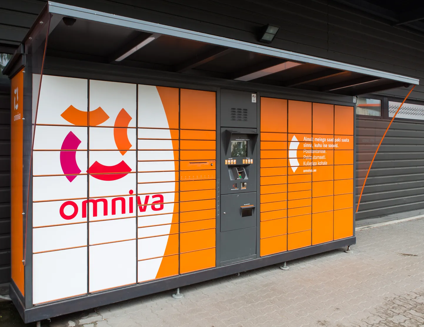 Omniva pakiautomaat Viljandi Maksimarketi ees.