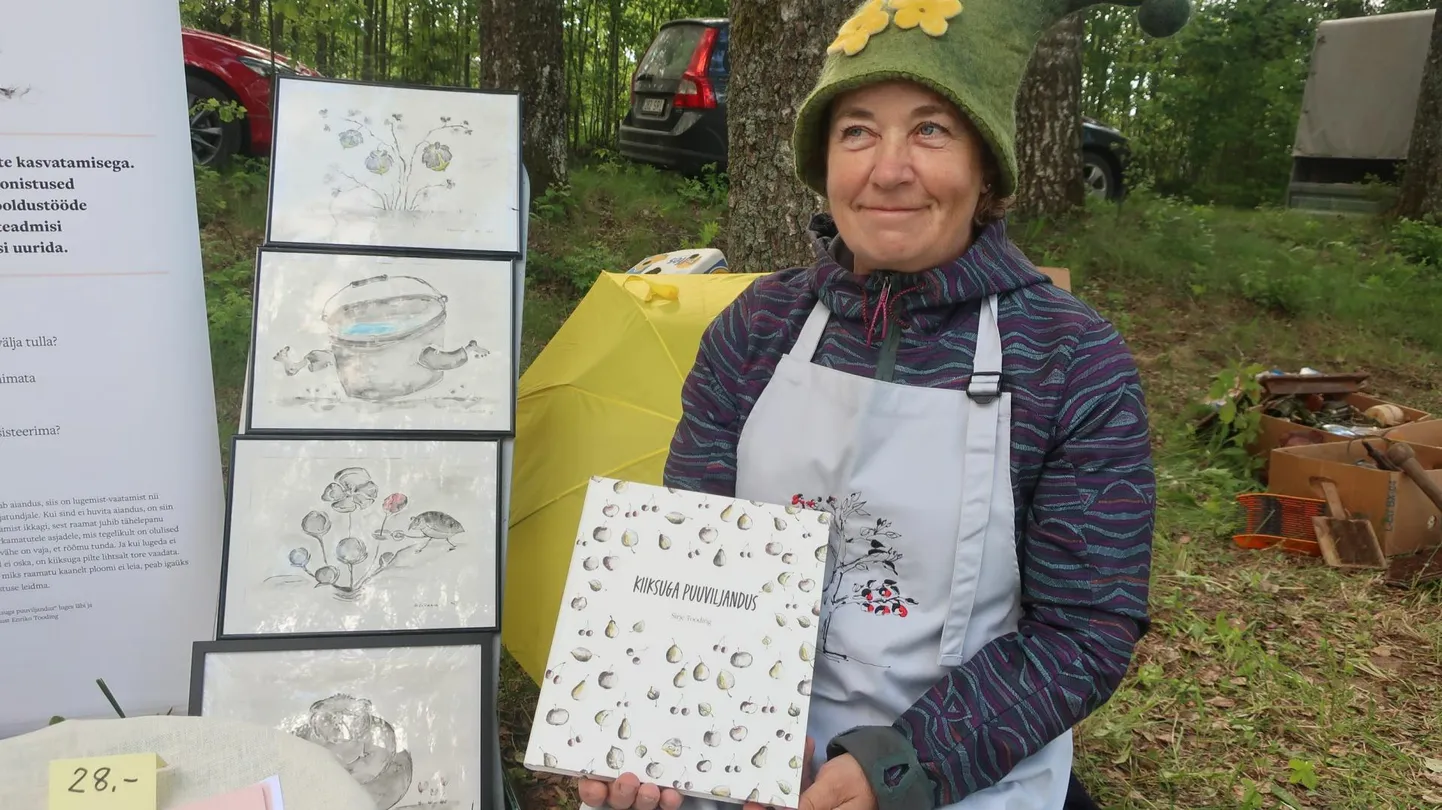 Sirje Tooding oma kiiksuga puuvilju tutvustava raamatuga