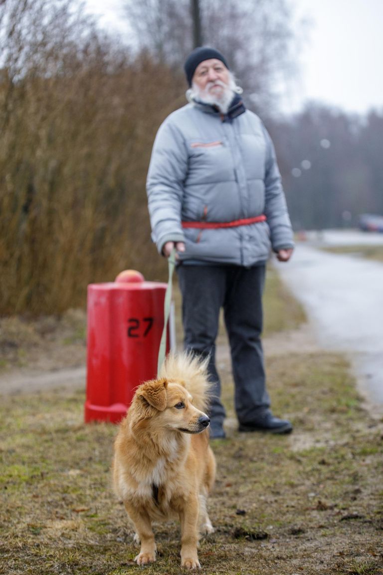 Готовый помочь Игорь каждый день проходит пешком пять-шесть километров. С собой он берет не только свою собаку Зайку, но и соседского пса.