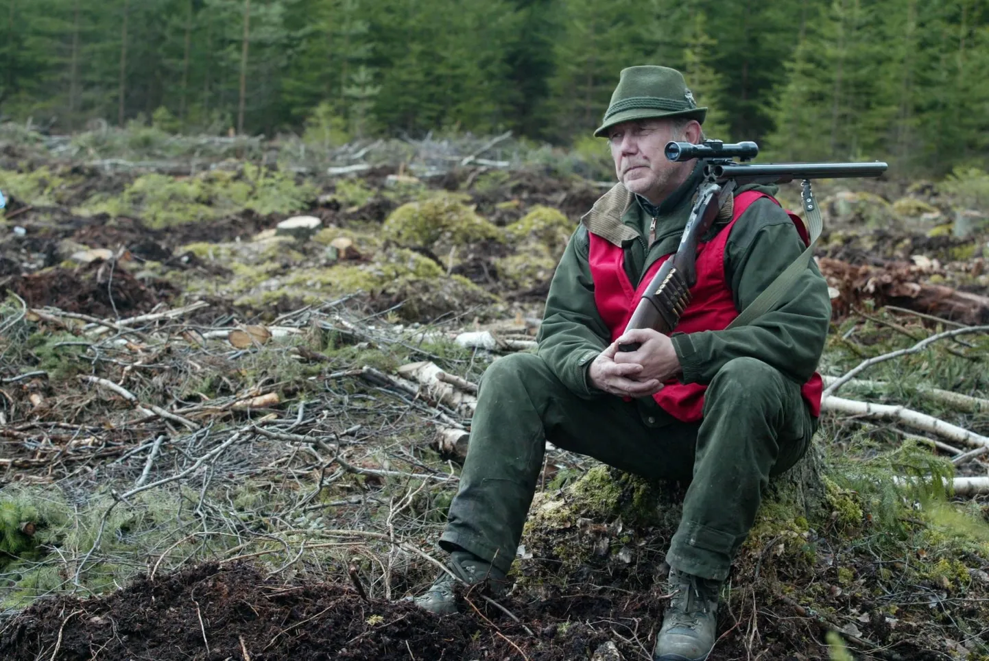 Tammistu jahiseltsi juht Mati Mõttus arvab, et tema piirkonna jahimehed tabavad karu juba paari päeva jooksul, sest sealkandis liigub julgelt ringi kuus täiskasvanud mesikäppa.