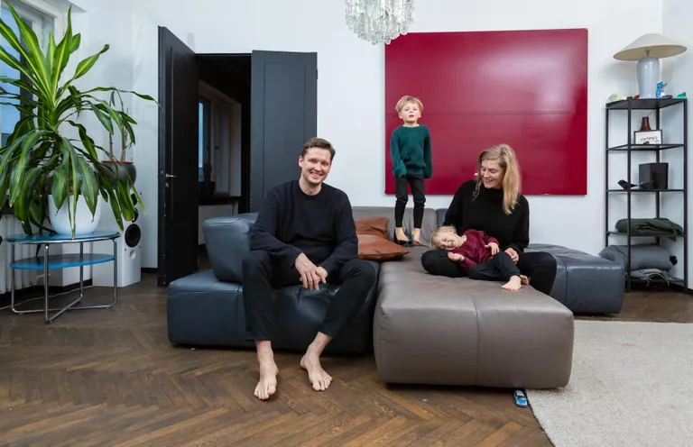 Perekond Tali ehk Johan, Axel, Hugo ja Kirsi. Elutoa diivan on pigem ronimiseks, hüppamiseks ja lösutamiseks.