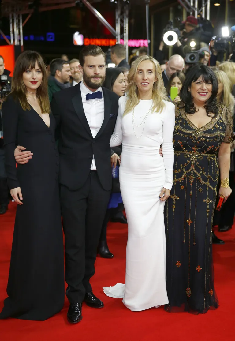 Filmi peaosatäitjad Dakota Johnson ja Jamie Dornan, filmi režissöör Sam Taylor-Johnson ja raamatu autor E.L. James