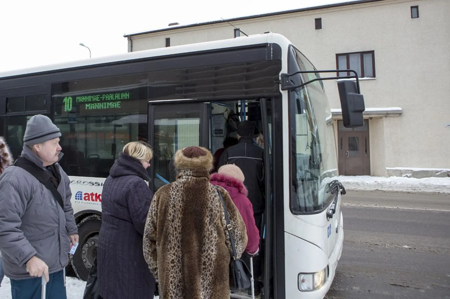 Eakad ei ole sugugi rahul linna otsusega piirata tasuta sõitude arvu kuus 14-ni ja praeguseks on selle vastu kogutud 700 allkirja.
