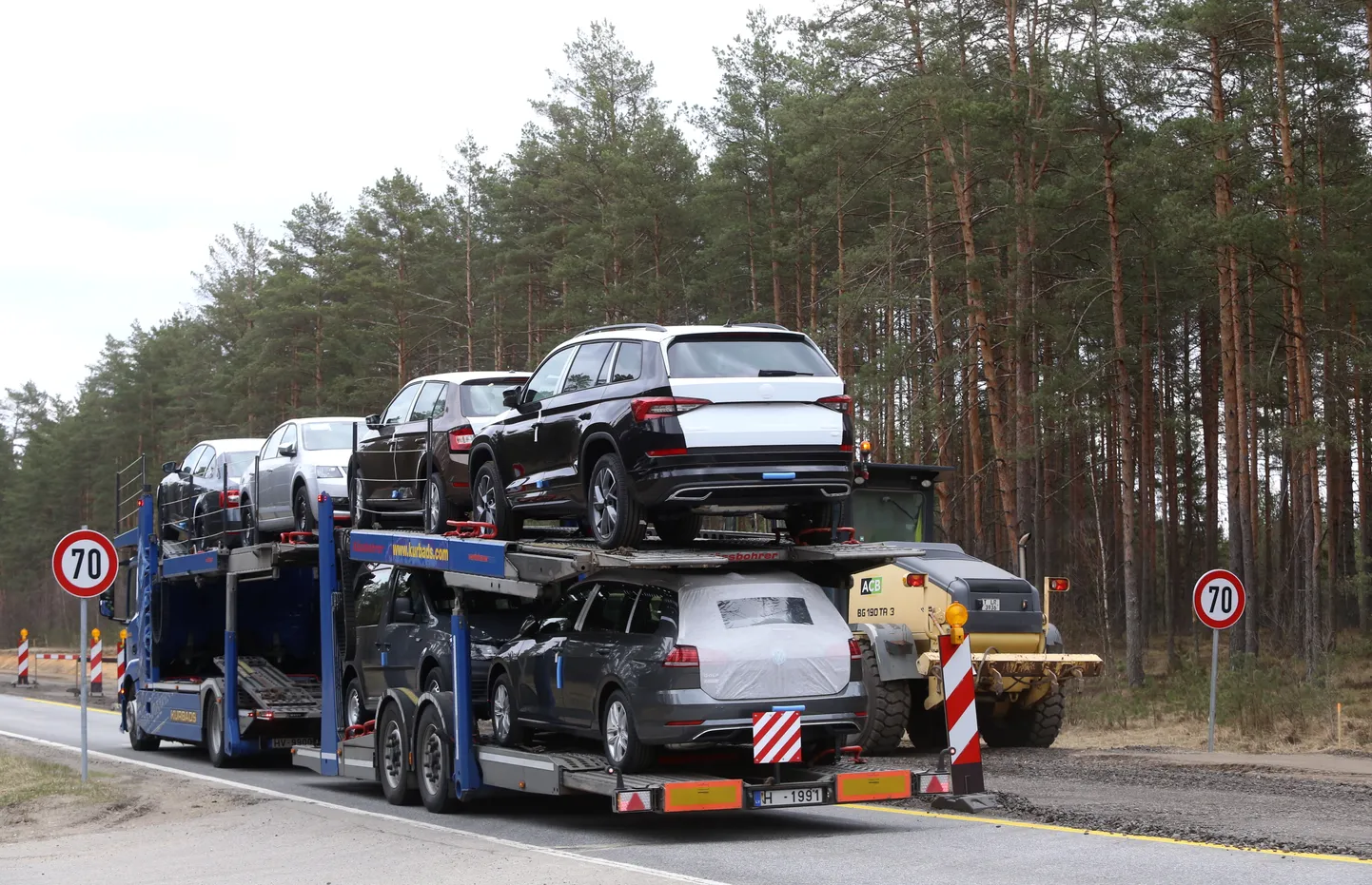 Jaunas automašīnas uz treilera
